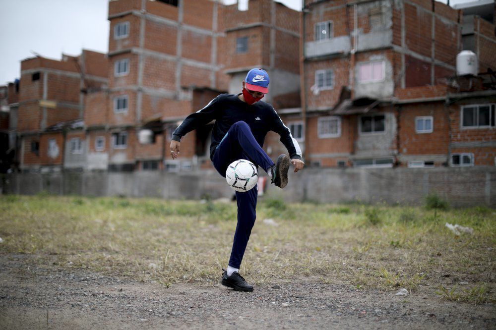 Coronavirus pone en pausa sueños futbolísticos de argentinos